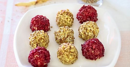 Сырные шарики с хлебными палочками