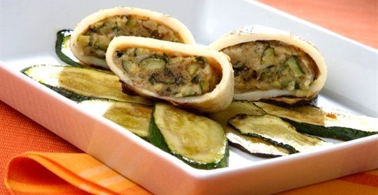 Кальмары, фаршированные цукини, грибами и картофелем