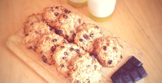 Традиционное овсяное печенье с изюмом и арахисом