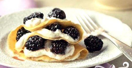 Блинчики с пахтой и ежевикой