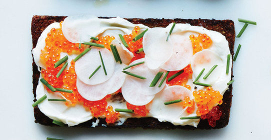Брускетта с репой, красной икрой и зеленым луком