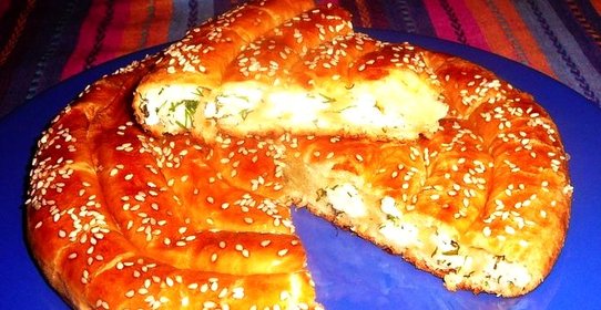 Пирог с адыгейсим сыром из слоёного теста