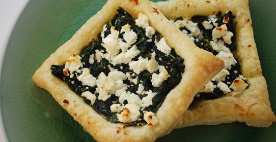 Слойки с шпинатом и козьим сыром
