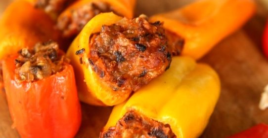 Перец, фаршированный кусочками мяса