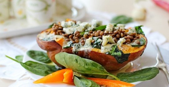 Тыква, запеченная с чечевицей, шпинатом и сыром