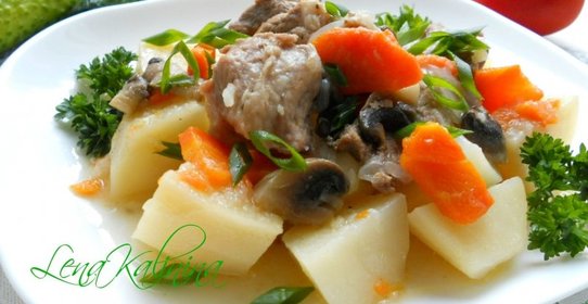 Картофель тушеный со свининой и грибами