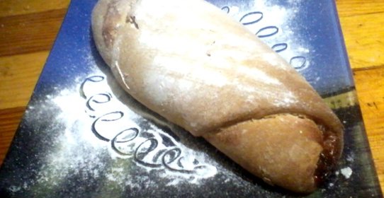 Домашняя булка с малиновым джемом