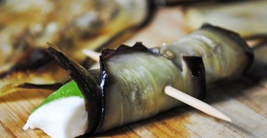 Нежные рулетики с моцареллой из баклажана и цукини