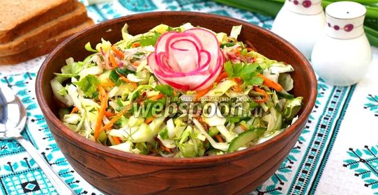 Салат из молодой капусты с редисом, огурцом и морковью