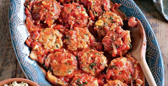 Рыбные котлеты в томатном соусе с базиликом