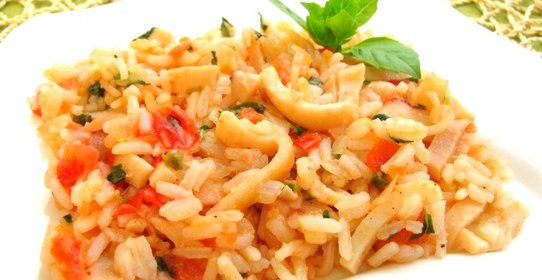 Кальмары с рисом и помидорами
