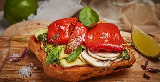 Хрустящая брускетта с печеным болгарским перцем