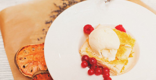 Апельсиновый бисквит с малиной и пломбиром