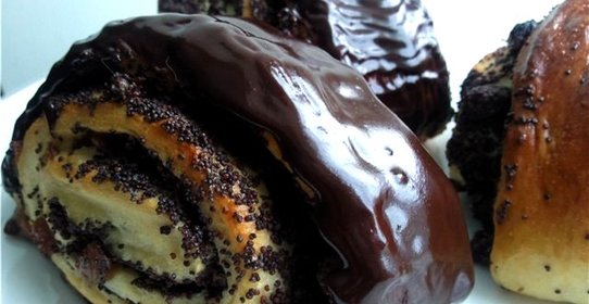 Булочки с изюмом и маком