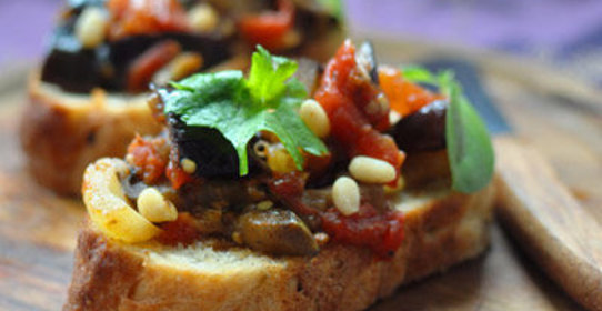 Брускетта с сицилийской закуской из баклажан, изюма и кедровых орешков