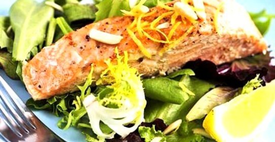 Салат с жареным лососем и овощами