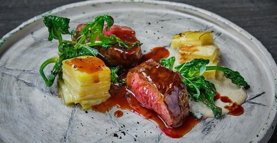 Филе говядины с гратеном из корнеплодов и муссом из фундука