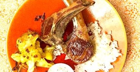 Баранина с цветной капустой и соусом