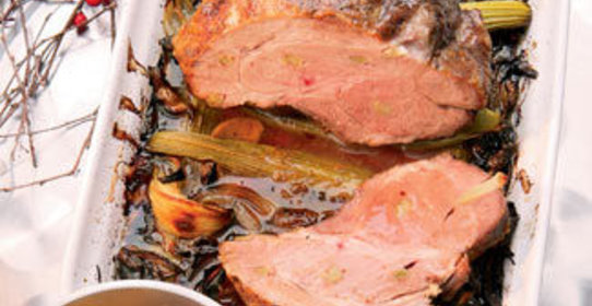 Свинина, запеченная с чесноком и имбирем