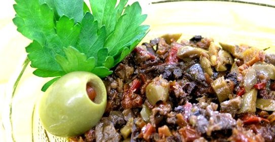 Тапенад из оливок, маслин и перцев чили