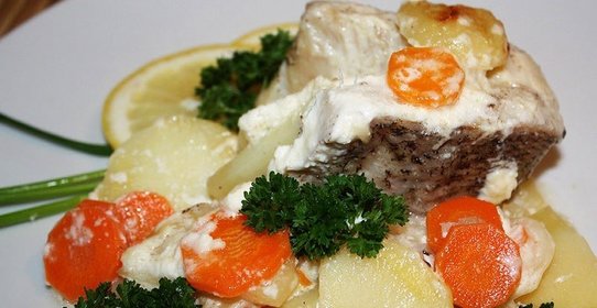 Щука в духовке с картофелем и майонезом