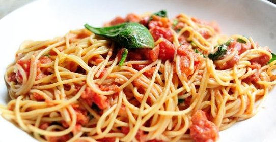 Паста с соусом из сыра и томатов