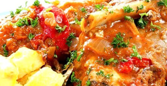 Баранина, тушеная в красном вине и томатном соусе