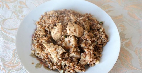 Тушеная куриная грудка с гречкой