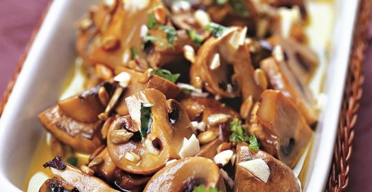 Салат из шампиньонов с семенами подсолнечника