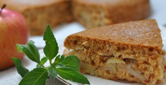 Постная шарлотка с яблоками