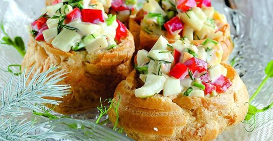 Салат из кальмаров в заварных булочках