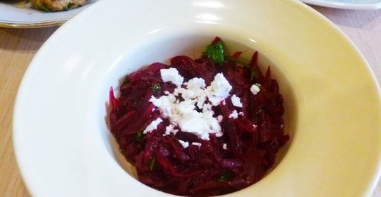Пряный свекольный салат с фетой