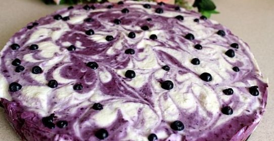 Творожно-черничный торт без выпечки