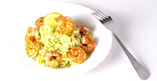 Креветки с апельсиновым соком, луком и пряностями