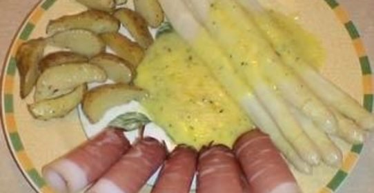 Спаржа под голландским соусом с картошкой и окороком