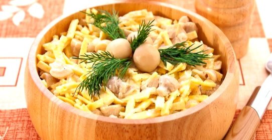 Салат с грибами, блинчиками и луком