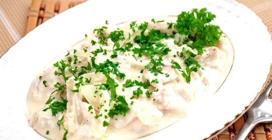 Рыба, тушенная с луком и сметаной