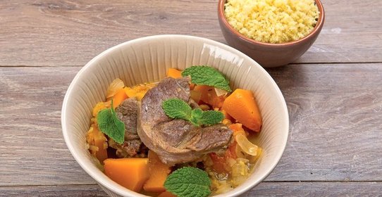 Тушеная баранина с курагой, тыквой и кускусом