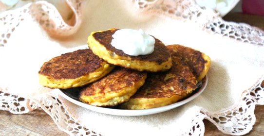 Овсяные оладьи с морковью и изюмом