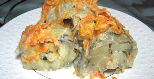 Минтай с луком и морковью