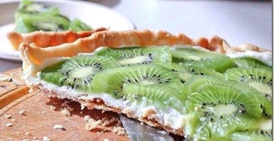 Миндальный пирог с киви