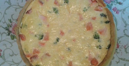 Лоранский пирог с семгой и брокколи