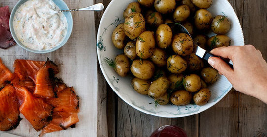 Молодой картофель с укропом