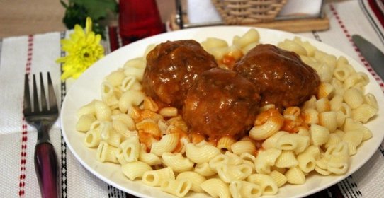 Тефтели из говядины с рисом в соусе из овощного сока