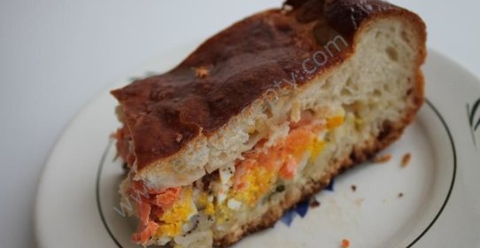 Рыбный пирог с семгой из дрожжевого теста