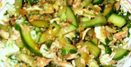 Салат с курицей и огурцами в восточном стиле
