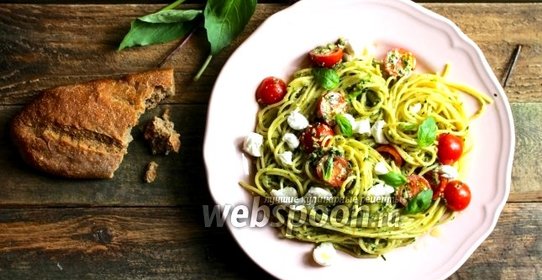 Спагетти с песто дженовезе, черри и моцареллой