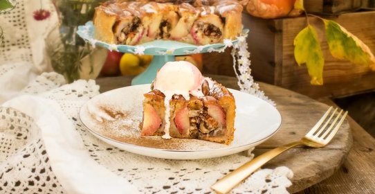 Шарлотка с целыми яблоками