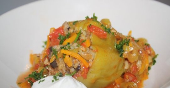 Перец, фаршированный овощами, грибами и булгуром