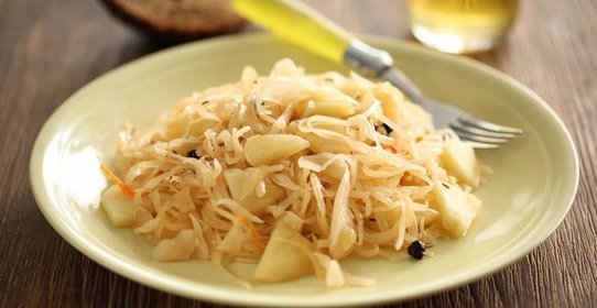 Квашеная капуста, тушенная с яблоками
